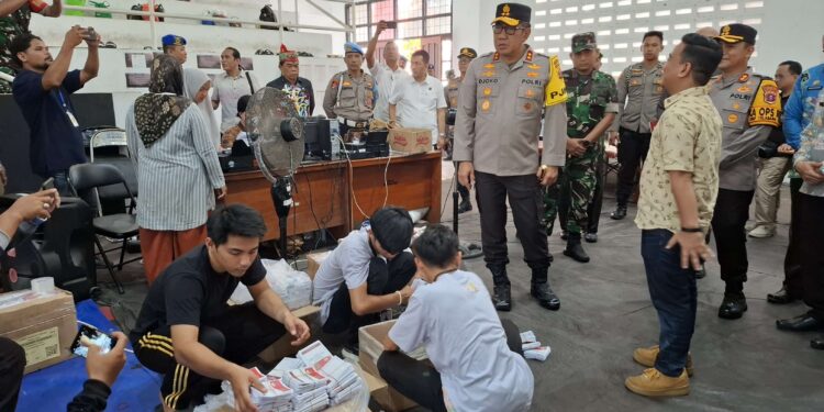 Foto: DIAN/MATA KALTENG - Kapolda Kalteng saat meninjau gudang logistik KPU Kotim, 1 Novemver 2024.