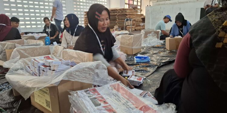Foto: DIAN/MATA KALTENG - Proses pelipatan surat suara Pemilu Kotim, 1 November 2024.