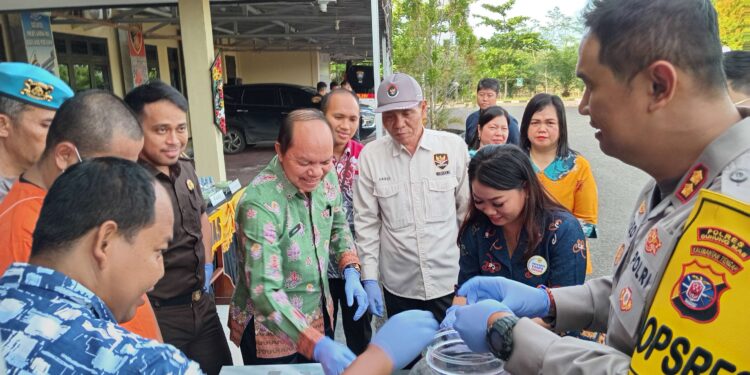 FOTO : HUMAS POLRES GUMAS/MATA KALTENG - Kapolres Gumas AKBP Theodorus Priyo Santosa didampingi Asisten I Setda Lurand, perwakilan kejaksaan, pengadilan negeri dan Kasat Narkoba Iptu Abi Wahyu Prasetyo, saat melakukan pemusnahan sabu dengan dilarutkan dalam cairan pembersih, Kamis, 31 Oktober 2024 sore.