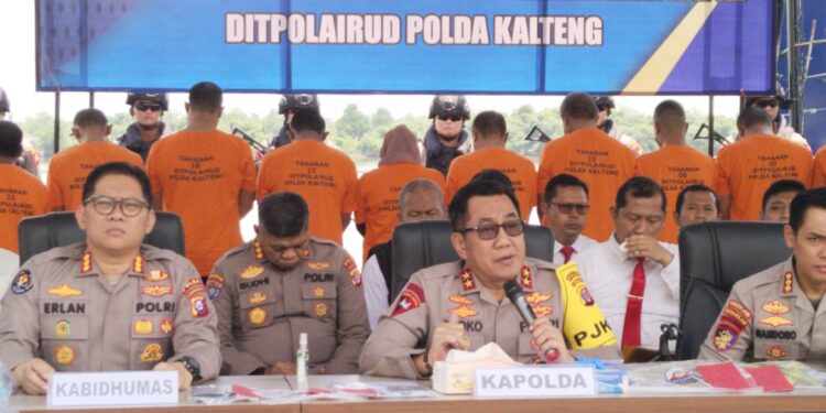 FOTO: AGUS/MATAKALTENG - Kapolda Kalteng (Tengah) saat konferensi pers pengungkapan tersangka pelaku perompakan kapal Royal TB 17 yang diringkus Ditpolairud Polda Kalteng.