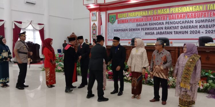 Foto: MATAKALTENG- Usai pelantikan para tamu undangan berjabat tangan dengan tiga unsur pimpinan DPRD Barsel.