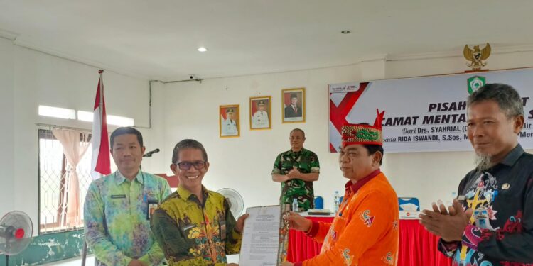 Foto: DIAN/MATA KALTENG - Pisah sambut Camat Mentaya Hilir Selatan bersama Asisten I Setda Kotim, Rihel, 1 Novemver 2024.