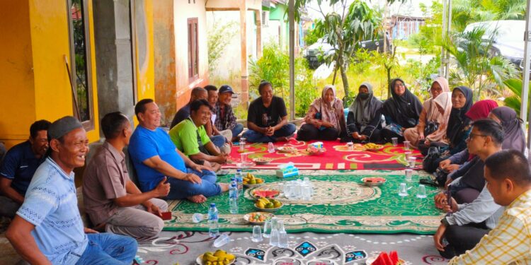 Foto:DIAN/MATA KALTENG - Pertemuan Halikinnor dengan warga.