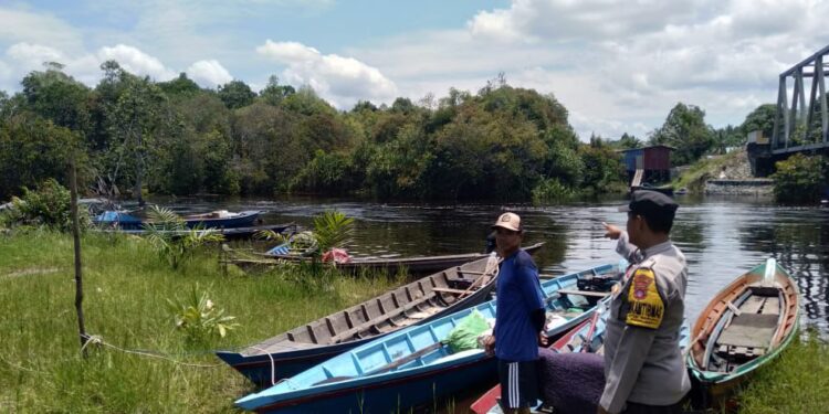 FOTO: MATAKALTENG - Pengecekan debit air di Takaras.