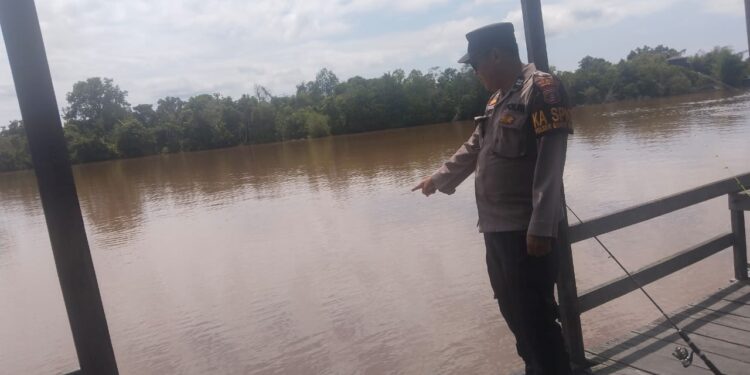 FOTO: MATAKALTENG - Pengecekan debit air di Sungai Kahayan di Tangkiling.