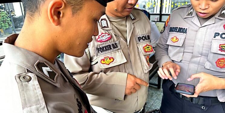 FOTO: MATAKALTENG - Pengecekan handphone personel Polresta Palangka Raya.