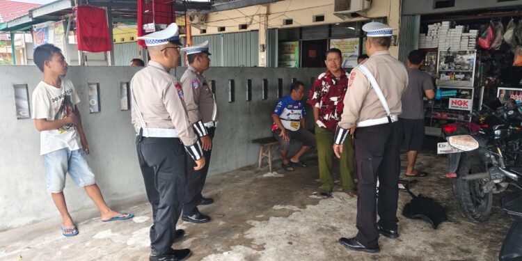 FOTO: MATAKALTENG - Personel Satlantas Polresta Palangka Raya pada saat menyambangi salah seorang pengusaha bengkel.