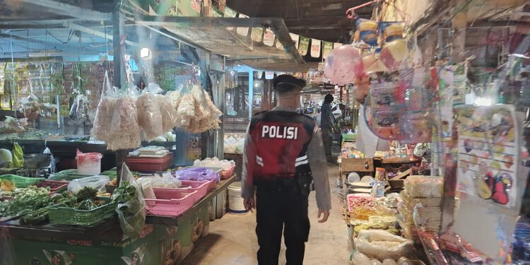 FOTO: MATAKALTENG - Personel Polresta Palangka Raya pada saat patroli di pasar Rajawali.