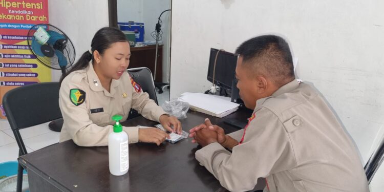 FOTO: MATAKALTENG - Personel Polresta Palangka Raya pada saat diberikan resep obat.