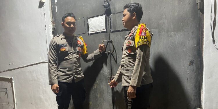 FOTO: MATAKALTENG - Personel Polresta Palangka Raya pada saat melakukan pengamanan di gudang KPU.