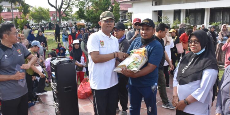 FOTO: MATAKALTENG - Pemprov Kalteng menggelar Senam Bersama dan Pasar Murah untuk Pelaku UMKM di Halaman Kantor Dinas Koperasi dan UKM Provinsi Kalteng, Jumat (1/11/2024) pagi.