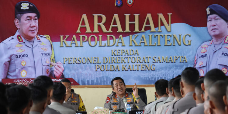 FOTO: MATAKALTENG - Kapolda Kalteng, Irjen Pol Djoko Poerwanto, pada saat memberikan arahan kepada personel Ditsamapta.