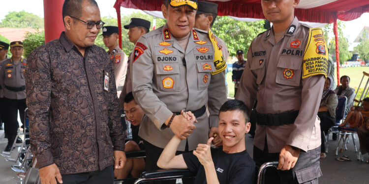 FOTO: MATAKALTENG - Kapolda Kalteng, Irjen Pol Djoko Poerwanto pada saat menyerahkan secara simbolis kursi roda kepada penyandang disabilitas di Palangka Raya.