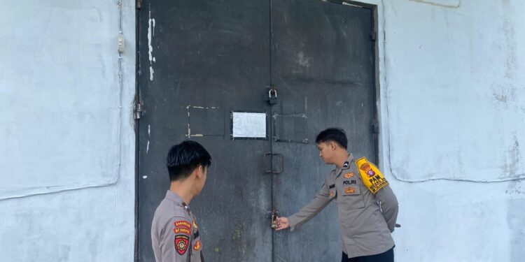 FOTO: MATAKALTENG - Personel Polresta Palangka Raya pada saat menjaga gudang KPU.
