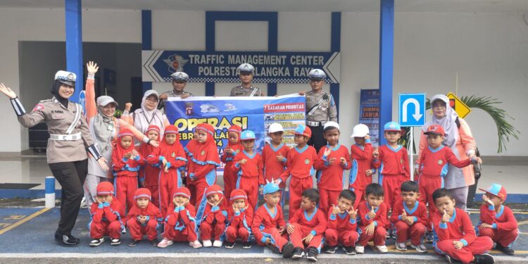 FOTO: MATAKALTENG - Personel Satlantas Polresta Palangka Raya pada saat berfoto bersama murid TK Asmaul Husna.