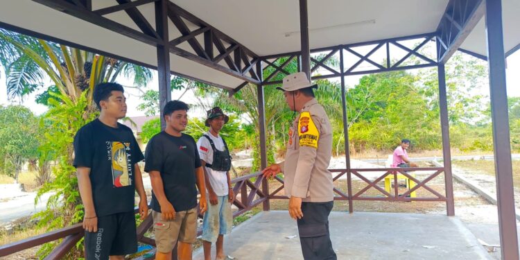 FOTO: MATAKALTENG - Personel Polresta Palangka Raya pada saat mengedukasi generasi muda.