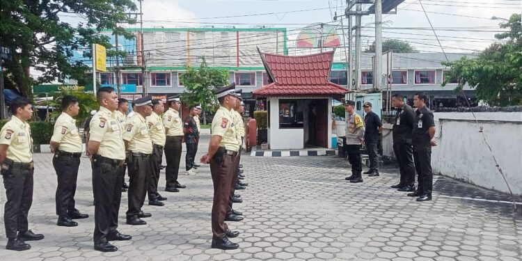 FOTO: MATAKALTENG - Jajaran Polsek Pahandut pada saat melatih belasan satpam.