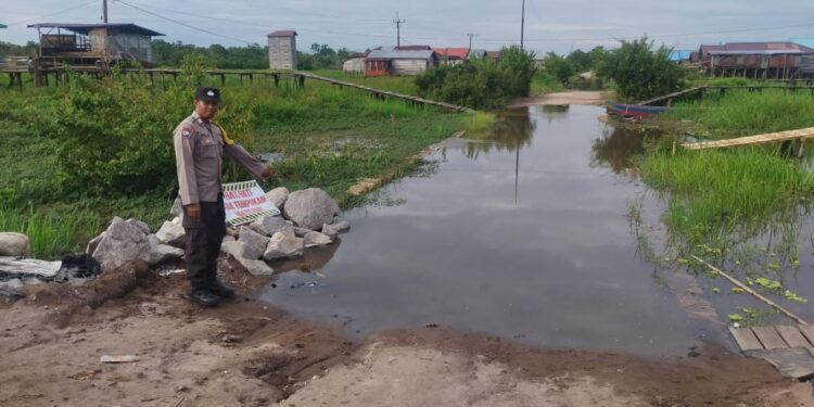 FOTO: MATAKALTENG - Pengecekan lokasi banjir oleh jajaran Polsek Sabangau.