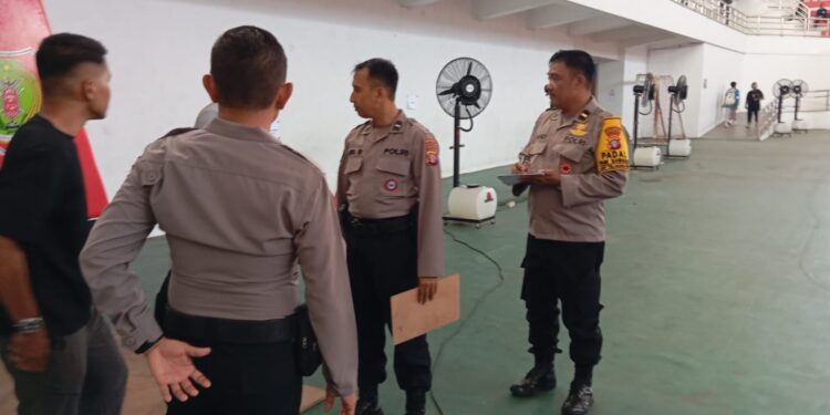 FOTO: MATAKALTENG - Personel Satpamobvit Polresta Palangka Raya pada saat melakukan risk assessment di gor indoor serbaguna.