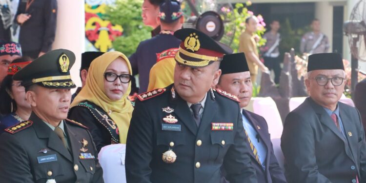 FOTO: MATAKALTENG - Kapolresta Palangka Raya, Kombes Pol Boy Herlambang, pada saat mengikuti upacara hari sumpah pemuda.