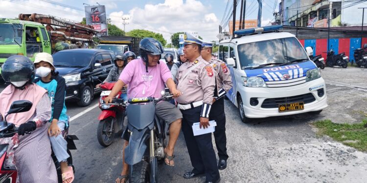 FOTO: MATAKALTENG - Personel Satlantas Polresta Palangka Raya, pada saat menegur seorang pengendara.