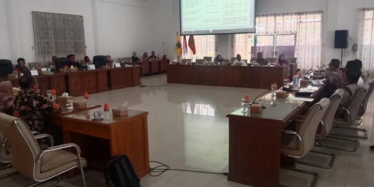 Foto: MATAKALTENG- DPRD Barsel saat menggelar rapat di aula rapat DPRD Barsel.