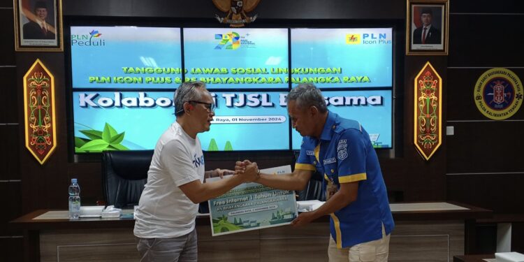 FOTO: MATAKALTENG - General Manager PLN Icon Plus Kalimantan, Ingo Shalahuddin (baju putih), pada saat menyerahkan internet gratis 35 Mbps kepada Rumah Sakit Bhayangkara Tingkat III Palangka Raya, yang diwakilkan oleh Kasubbagrenmin, AKP Yubaidillah.