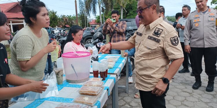 FOTO : DISKOMINFO SANTIK/MATA KALTENG - Pj Bupati Gumas Herson B Aden bersama Kapolres AKBP Theodorus Priyo Santosa, Pj Ketua TP-PKK Shella Herson B Aden, dan Kepala Dinas Pertanian Aryantoni, ketika berbelanja pasar tani, festival pangan lokal, gerakan pasar murah, di Taman Kota Kuala Kurun, Jumat, 1 November 2024.