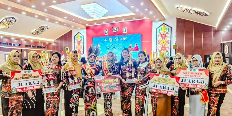 FOTO: DISDIK/MATA KALTENG - Sejumlah Bunda PAUD asal kabupaten Kotim yang menerima penghargaan sebagai Bunda PAUD berprestasi di tingkat provinsi Kalimantan Tengah belum lama ini.