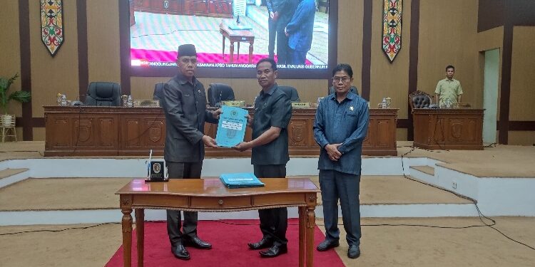 FOTO: IST/MATAKALTENG - Ketua DPRD Katingan Marwan Susanto, didampingi Wakil Ketua I DPRD Nanang Suriansyah, saat menyerahkan berkas hasil Evaluasi Gubernur Kalteng terhadap Raperda laporan APBD dan RPJPD.