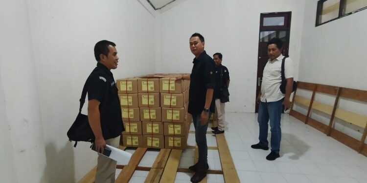 FOTO: IST/MATAKALTENG - Ketua KPU Kalteng Sastriadi. Memonitoring logsitik Pilkada di Kabupaten Kotawaringin Timur, baru-baru ini. 