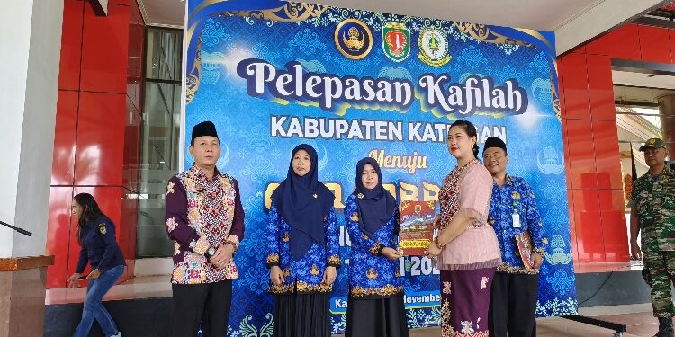 FOTO: IST/MATAKALTENG - Pj Bupati Katingan Sutoyo, saat melepas keberangkatan kafilah Katingan mengikuti MTQ VII KORPRI tingkat Nasional, di halaman kantor Bupati setempat. 
