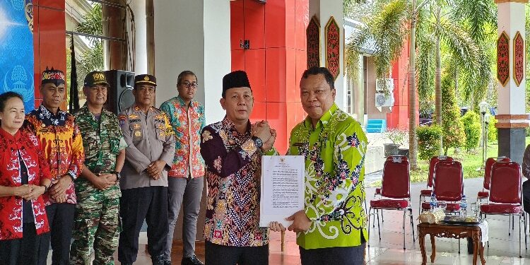 FOTO: IST/MATAKALTENG - Pj Bupati Katingan Sutoyo, saat menyerakan SK kepda Markurius Abednegoe sebagai Plt staf ahli bupati bidang ekonomi, keuangan dan pembangunan.