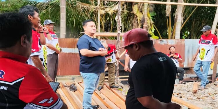 FOTO: IST/MATA KALTENG - Relawan Halikinnor (PRO HNR) bersama Halikinnor saat membantu perbaikan rumah warga yang terbakar di gg Muslimin, Sampit, Kotim.
