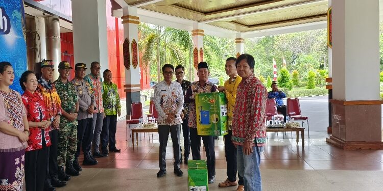 FOTO: IST/MATAKALTENG - Pj Bupati Katingan Sutoyo, beserta Forkopimda foto bersama usai penyerahan Sarana Produk Cabai Ke kelompok Tani. 