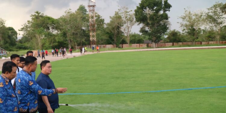 Foto:IST/MATA KALTENG - Kondisi lapangan sepak bola yang ada di Stadion 29 November Sampit usai direhab.