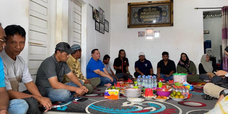 Foto:DIAN/MATA KALTENG - Halikinnor saat mengunjungi perumahan di daerah Pandawa, Kelurahan Pasir Putih, Kecamatan MB Ketapang, Kotim.