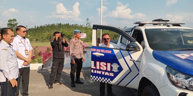 FOTO : DISKOMINFO SANTIK/MATA KALTENG - Pj Bupati Gumas Herson B Aden bersama Kapolres AKBP Theodorus Priyo Santosa, Sekda Richard ketika mengecek mobil patwal yang dihibahkan pemkab kepada polres, Jumat, 1 November 2024.
