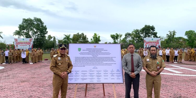 Foto : AKH MATAKALTENG - Pj Bupati Sukamara Rendy Lesmana bersama Pj Sekda Sukamara, Yofi Yudistira usai ikrar netralitas ASN.