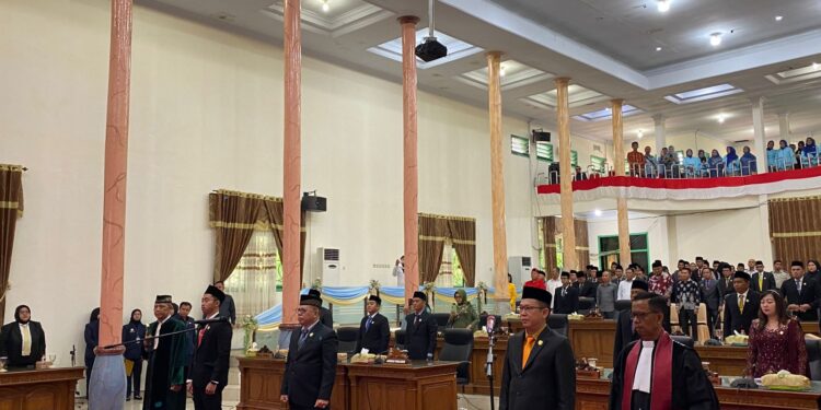 Foto : AKH MATAKALTENG - Pengambilan Sumpah Janji Pimpinan DPRD Sukamara.