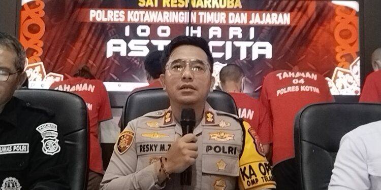 FOTO: AGUSL/MATAKALTENG- Kapolres Kotim, AKBP Resky Maulana Z saat konferensi pers pengungkapan kasus tindak pidana narkotika di Mapolres Kotim. Senin, 4 November 2024.