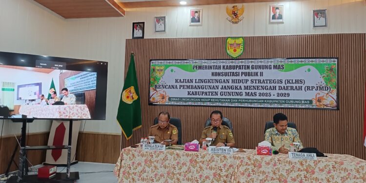FOTO : DLHKP GUMAS/MATA KALTENG - Asisten III Setda Gumas didampingi Kepala DLHKP Rody Aristo Robinson dan tenaga ahli, ketika memberikan arahan dalam kegiatan konsultasi pubik II penyusunan KLHS RPJMD tahun 2025-2029, di aula kantor Inspektorat setempat, Senin, 4 November 2024.