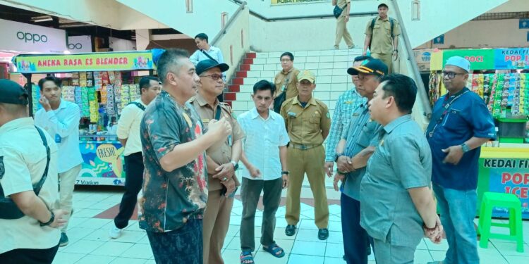 Foto: DIAN/MATA KALTENG - Pengurus pasar PPM Sampit saat menyampaikan aspirasinya kepada DPRD dan sopd terkait saat melaksanakan sidak, 5 November 2024.