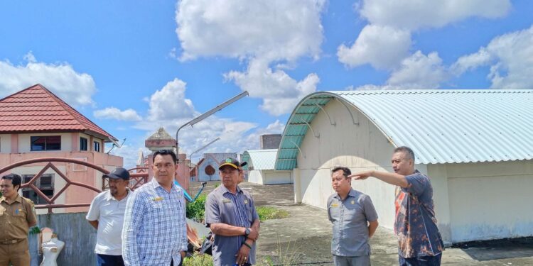 Foto: DIAN/MATA KALTENG - Ketua DPRD Kotim Rimbun bersama anggota Komisi 2 pada saat meninjau pasar PPM lantai atas, 5 November 2023.
