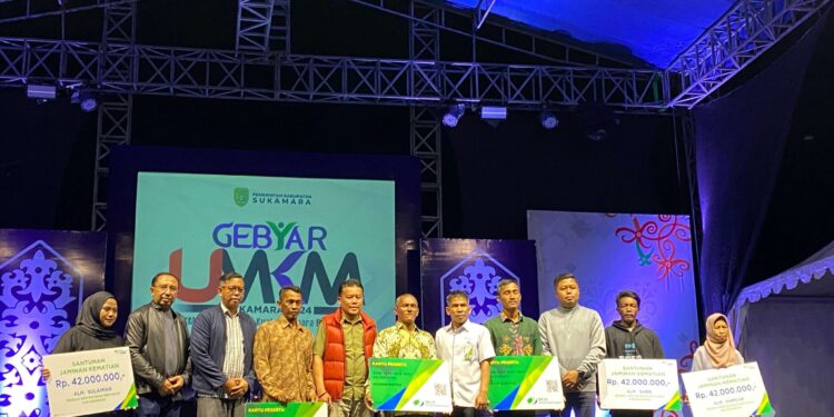 Foto : AKH/MATA KALTENG - Pj Bupati Sukamara Rendy Lesmana saat launching Perlindungan Jaminan Sosial Ketenagakerjaan bagi Pekerja Sektor Perkebunan Sawit melalui Dana Bagi Hasil Sawit.
