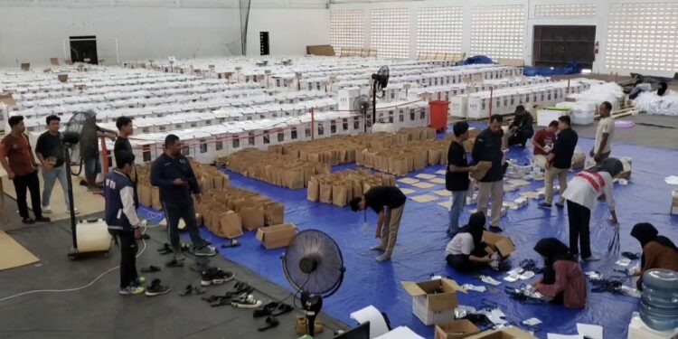 Foto: DIAN/MATA KALTENG - Persiapan logistik Pilkada Kotim di gudang logistik, 5 November 2024.