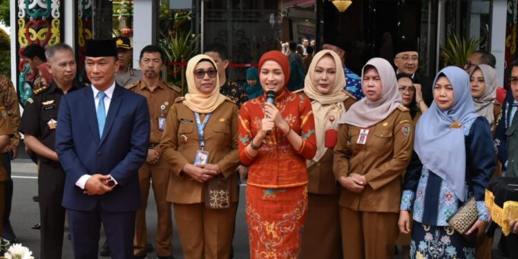 FOTO: MATAKALTENG - Ketua Dewan Kerajinan Nasional Daerah (Dekranasda) Kalteng Ivo Sugianto Sabran membuka secara resmi kegiatan Bazar UMKM MTQ VII KORPRI Tingkat Nasional.