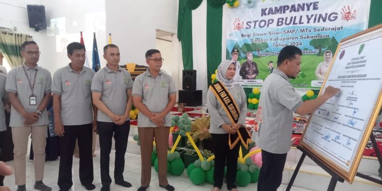 Foto : AKH MATAKALTENG - Pj Bupati Sukamara Rendy Lesmana saat menandatangani ikrar Stop Bullying.