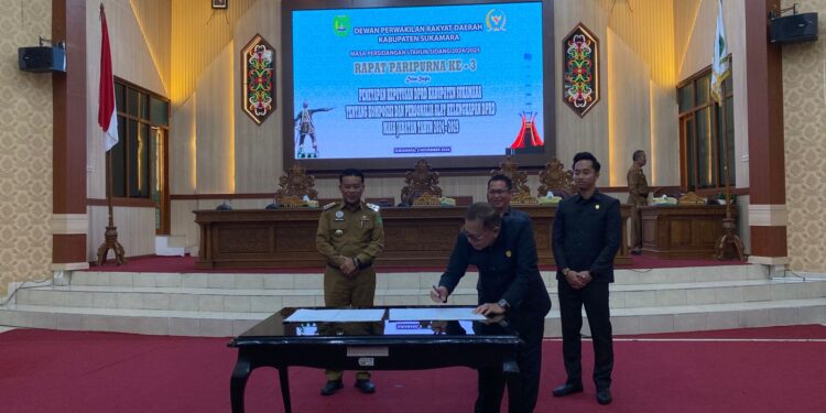 Foto : AKH MATAKALTENG - Pj Bupati Sukamara Rendy Lesmana saat menyaksikan Ketua DPRD Sukamara, Ahmad Darsoni menandatangani SK Penetapan alat kelengkapan DPRD Sukamara masa jabatan 2024-2029.