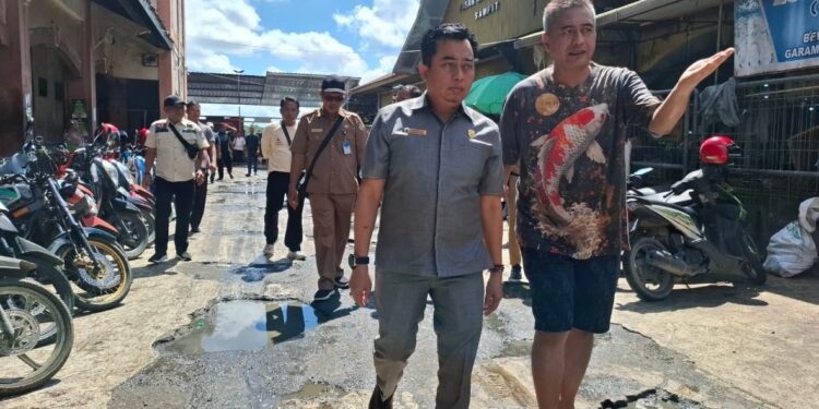 Foto:DIAN/MATA KALTENG - Ketua DPRD Kotim, Rimbun saat memantau kondisi pasar untuk dilakukan pembenahan.